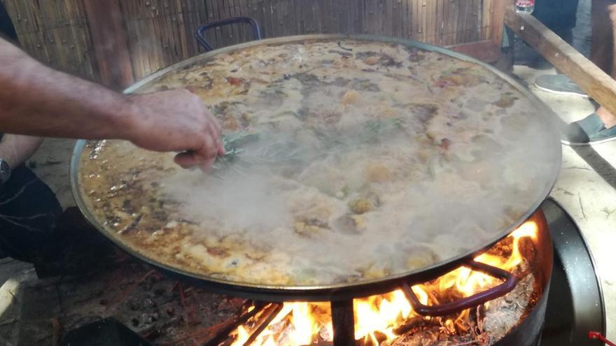 Paella tradicional cocinada en Sueca.