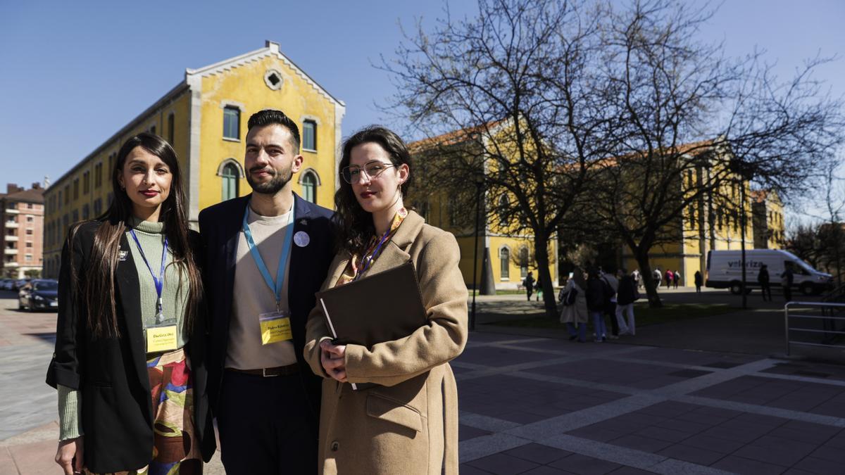 Elsa González, Pedro Riesco y Dalia Alonso, en el campus de la Universidad de Oviedo