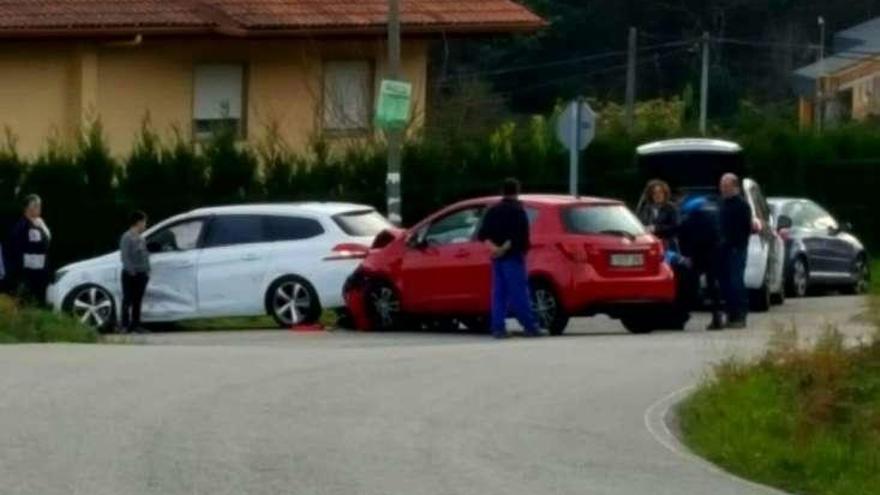 Los vehículos implicados en el accidente, ayer a media tarde.