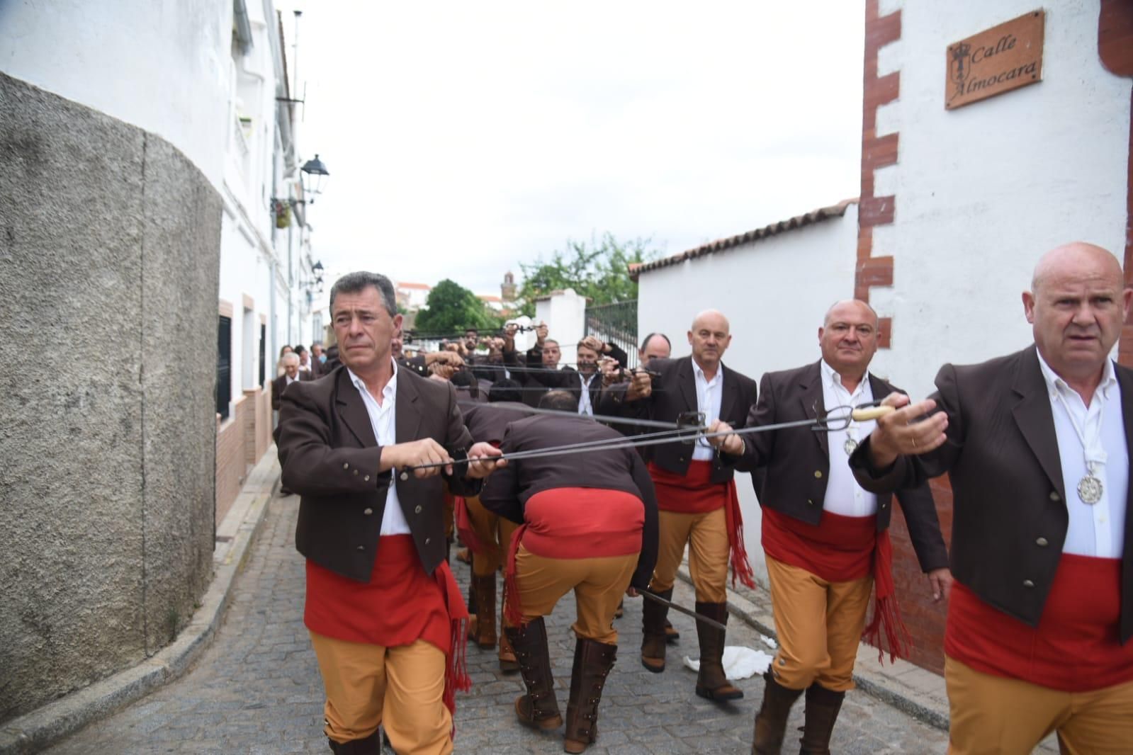 Obejo celebra su tradicional danza de las espadas en honor de San Benito