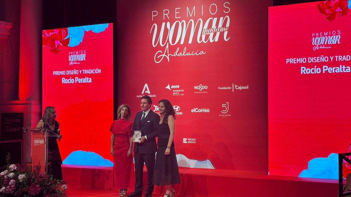 Vídeo | Rocío Peralta recibe el premio en la categoría de diseño y tradición en los Premios Woman Andalucía y lo recoge en su nombre su marido, Cayetano García Soriano.