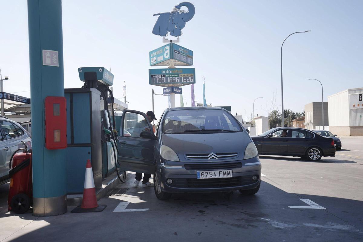 Primer día de la rebaja del IVA en el precio de la gasolina en Mallorca: "El precio estaba por las nubes, algo se tenía que hacer"