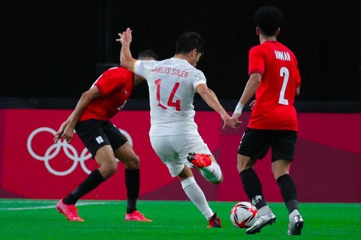 Carlos Soler disparando a puerta frente a Egipto