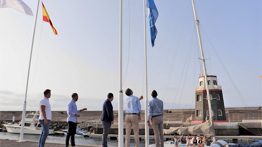 Yaiza iza sus banderas azules en Playa Blanca y Puerto Calero