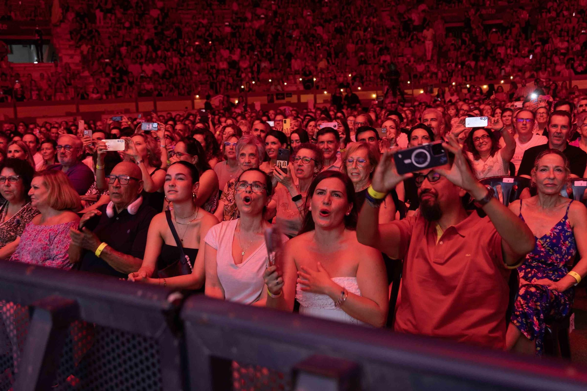 Miguel Bosé enamora al público de Alicante en la Plaza de Toros