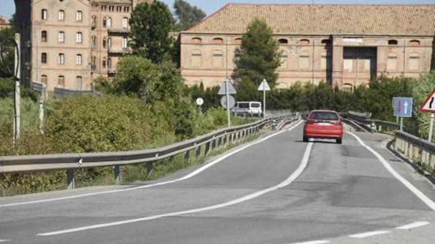 Un vehicle a punt de passar pel pont d&#039;accés a Cabrianes