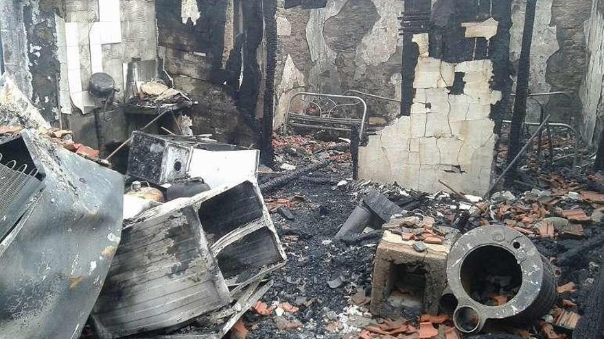 Evacuada al hospital una familia de Verín tras arder su casa