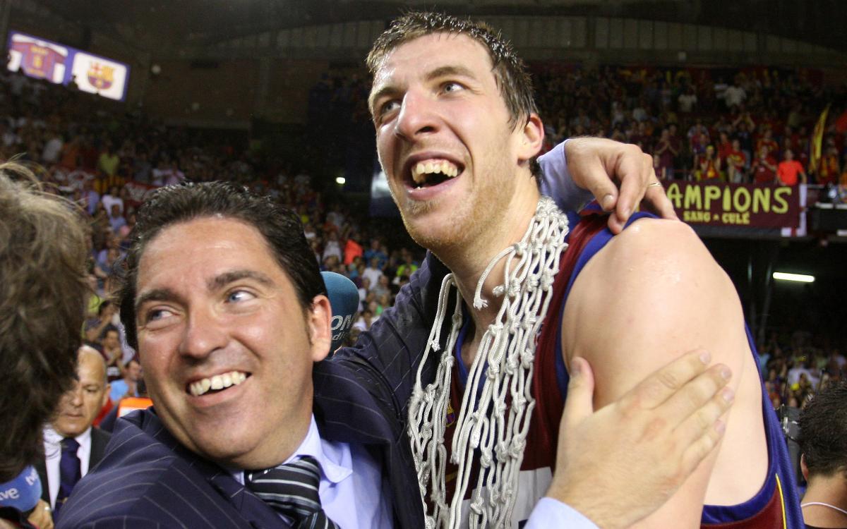 Xavi Pascual, con Fran Vázquez tras ganar la Liga ACB