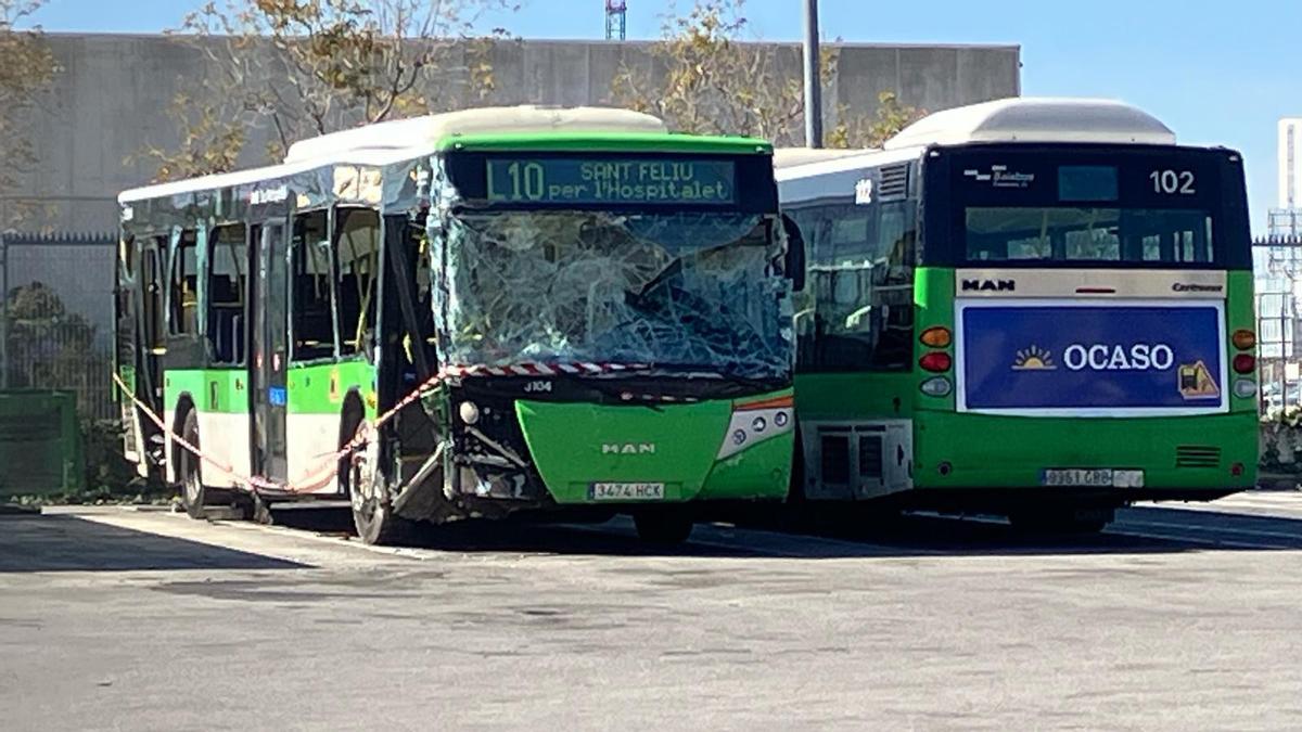 Estado en el que ha quedado el autobús siniestrado en Esplugues tras caer al agujero de unas obras. En la imagen, aparcado en un recinto para autobuses en L'Hospitalet de Llobregat.