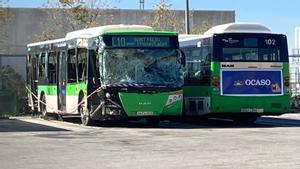 Estado en el que ha quedado el autobús siniestrado en Esplugues tras caer al agujero de unas obras. En la imagen, aparcado en un recinto para autobuses en LHospitalet de Llobregat.