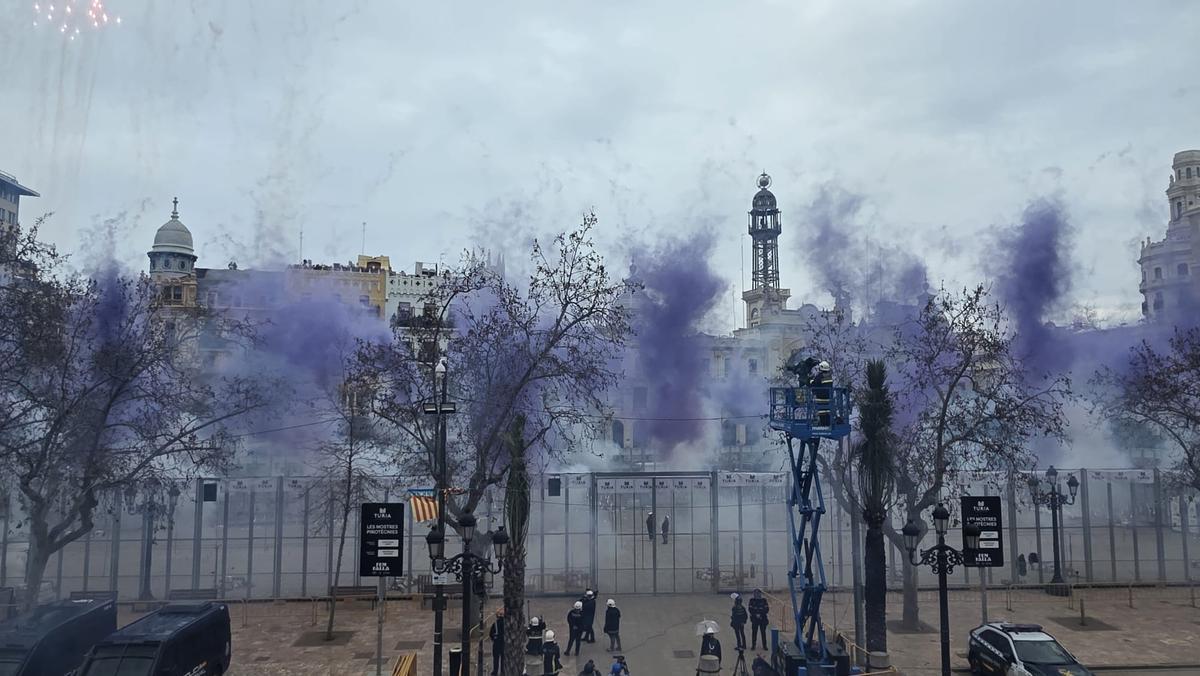 Reyes Martí tiñe la plaza del Ayuntamiento de morado en su mascletà del 8M.