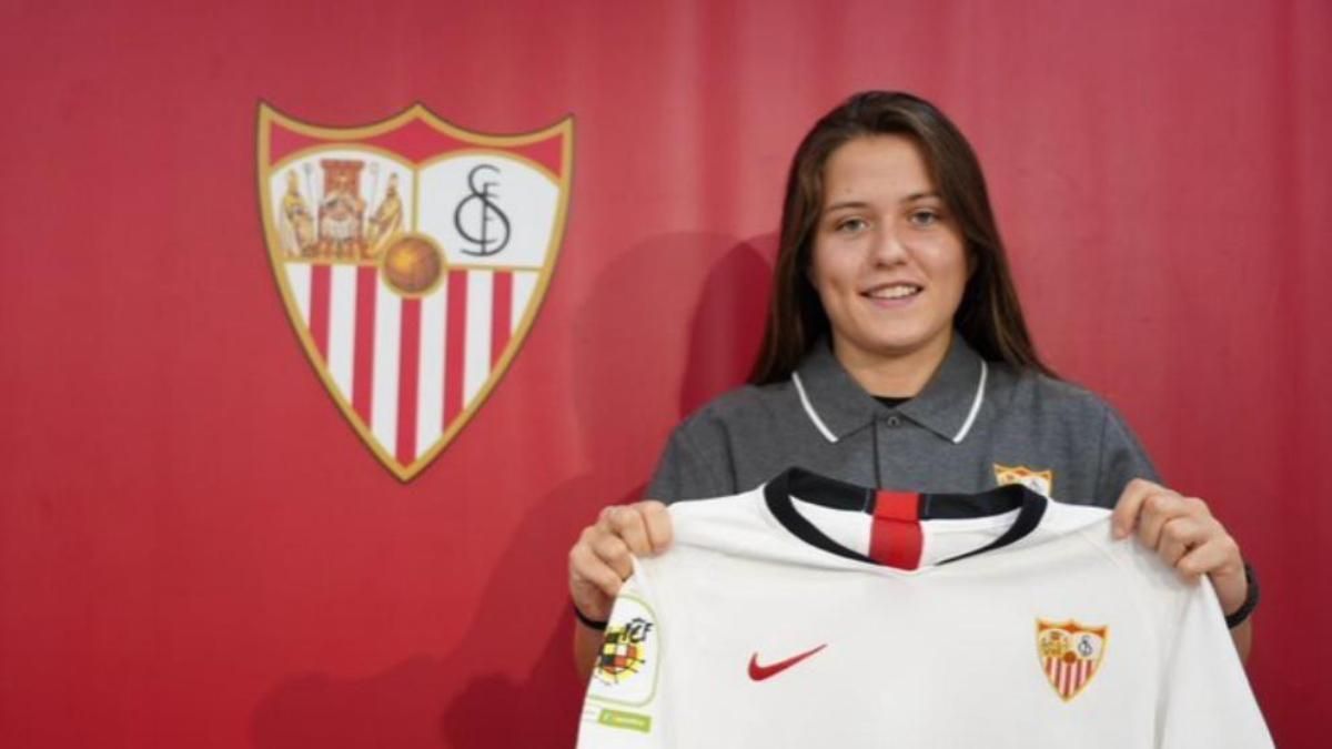 Claudia Pina jugó cedida en el Sevilla en la temporada 2020-21