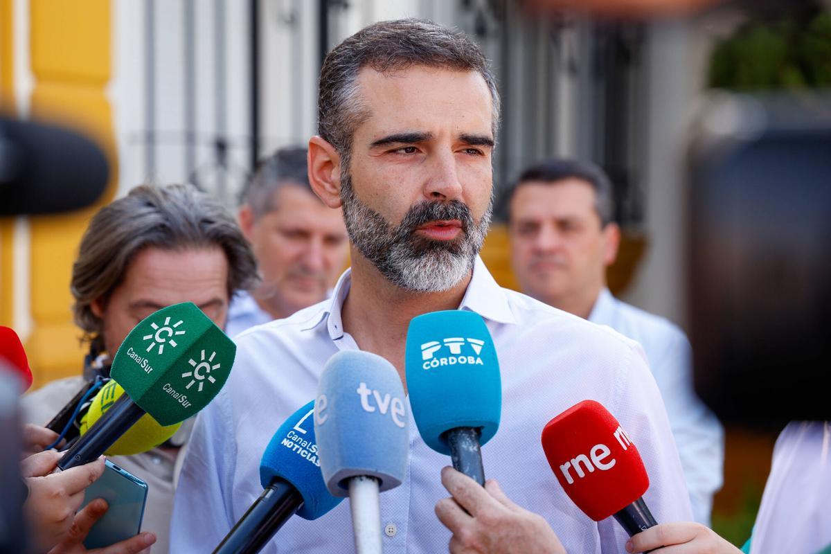 El alcalde de Córdoba, José María Bellido, junto al consejero de Agricultura, Pesca, Agua y Desarrollo Rural de la Junta de Andalucía, Ramón Fernández-Pacheco Monterreal visitan las instalaciones de IFAPA en La Alameda del Obispo. Visitan un proyecto en un invernadero