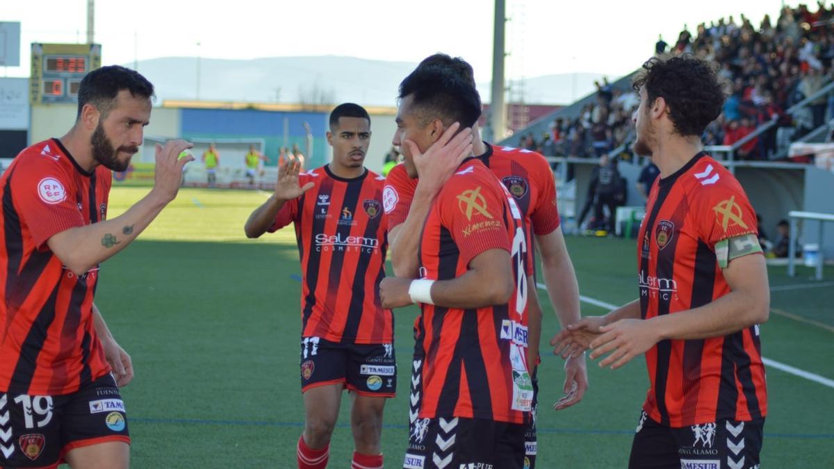 Los futbolsitas del Salerm Puente Genil celebran un gol en el Manuel Polinario esta temporada.