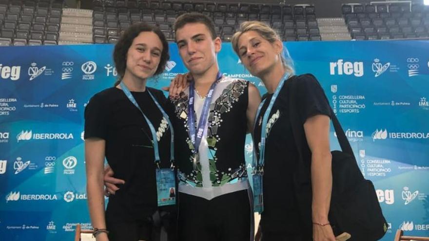 Ana Cristina Merino e Irene Gómez posan junto a Sergi Buigues tras la competición.