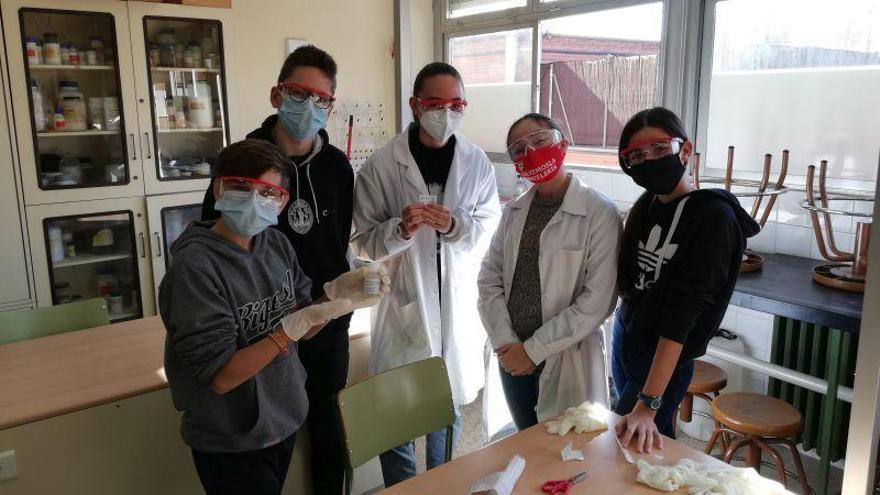 Los estudiantes del IES Pablo Serrano fabrican su propio gel hidroalcohólico