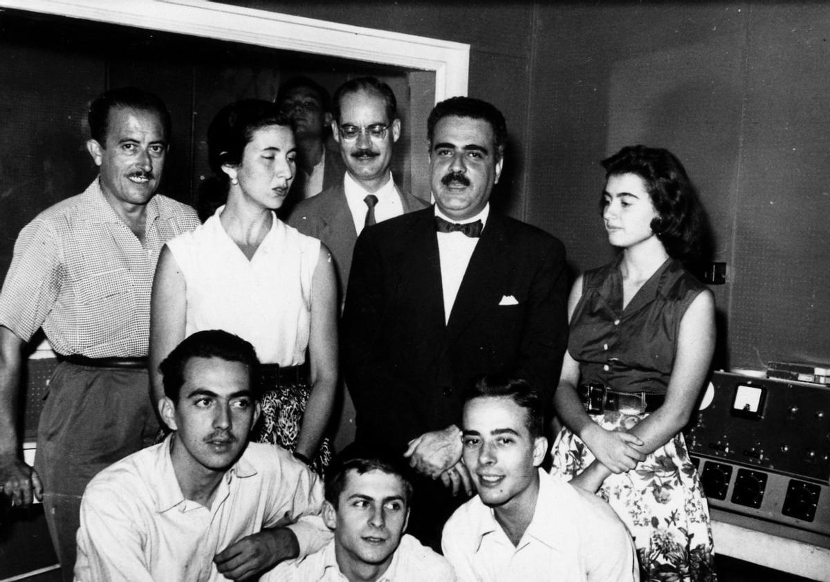 Personal e instalaciones de Radio Juventud en Alarcón Luján en 1959. En el centro, el director José Tuderini y a su izquierda, María Teresa Campos.