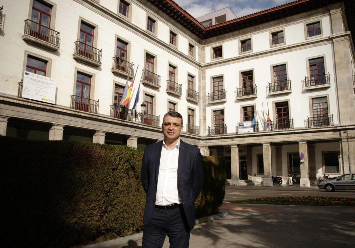 Juan Carlos Campo ante la sede de la consejería de Ciencia, Industria y Empleo  en la plaza de España. | JUAN PLAZA