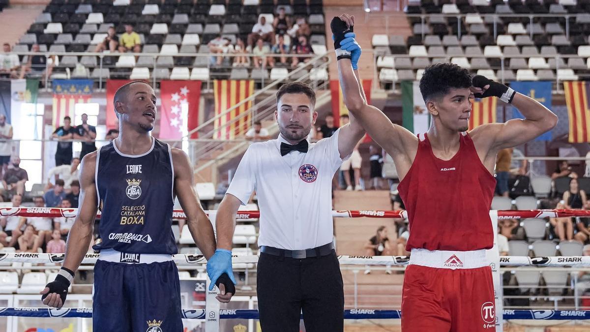 Angello Jhadif Vázquez, a la derecha en uno de los combates del Nacional.