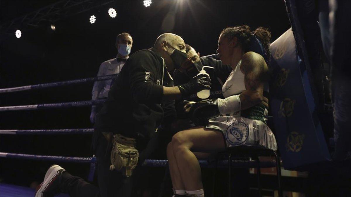 Katy Díaz, durante un descanso de la pelea que perdió ante Pastrana