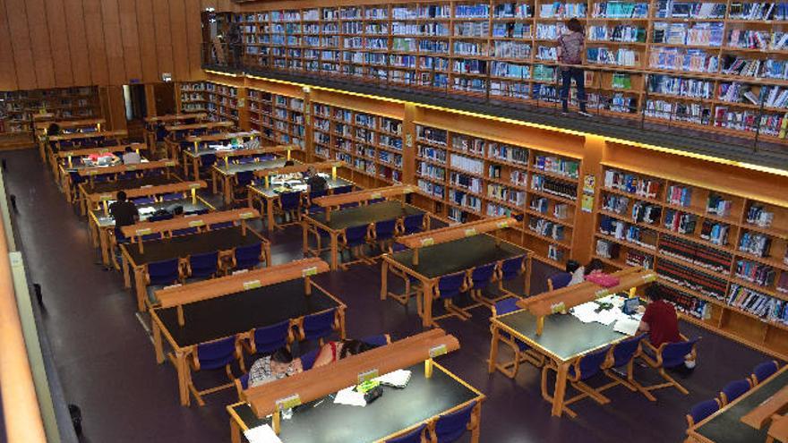 Interior del edificio central de la Biblioteca de la ULPGC en el Campus de Tafira.