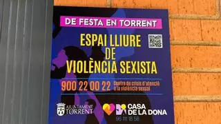 Placas de "espacio libre de violencia sexista" en las casernas de Moros y Cristianos de Torrent