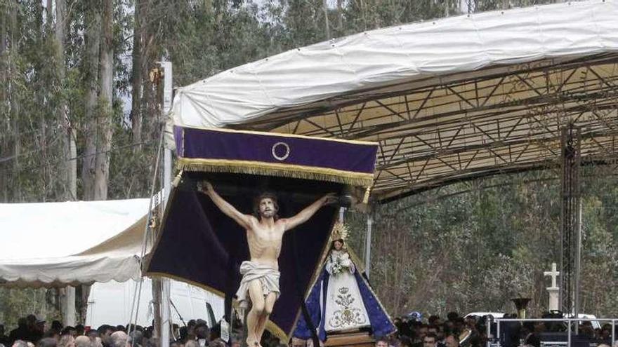 Fieles durante la procesión de ayer por el atrio. // Santos Álvarez