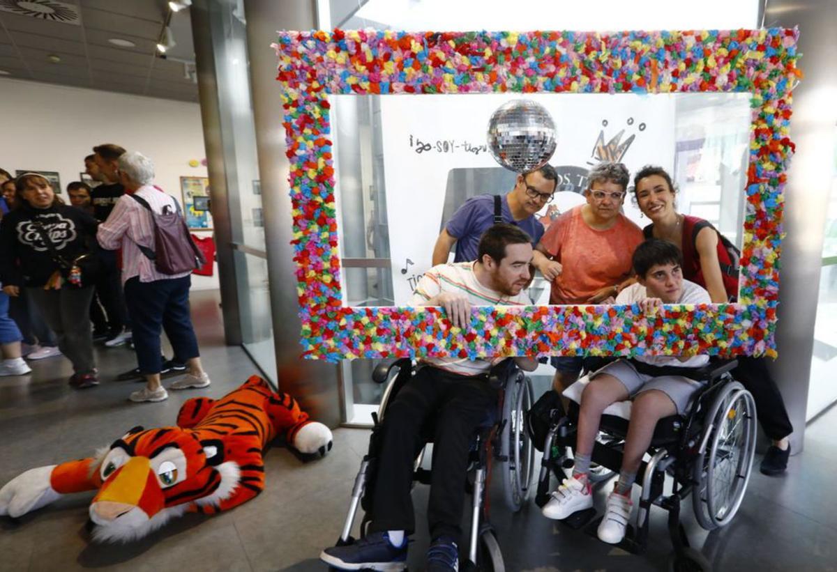 Photocall 8 Unos usuarios se hacen una foto cerca del Tigre. | JAIME GALINDO