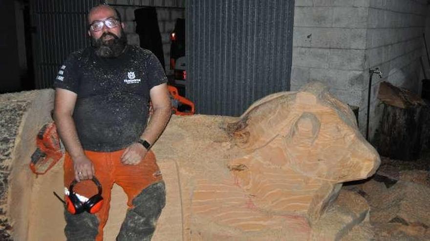 El artista Marcos Mariño durante la talla del buey que incorporará al nacimiento. // FdV