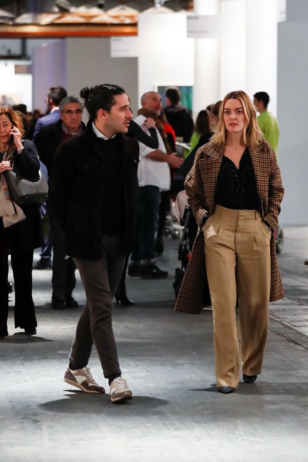 Marta Ortega con abrigo de cuadros de Zara y pantalones anchos