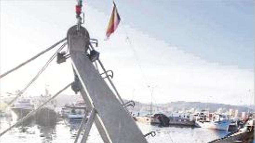 Pescadors treballant al port de Palamós.