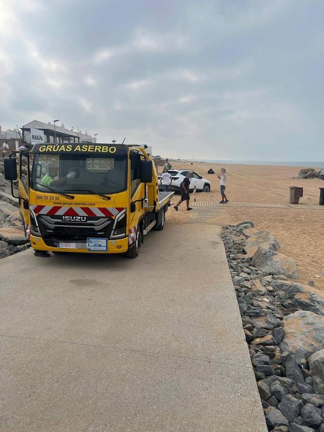 FOTOGALERÍA | Aparece un coche aparcado en plena playa en Matalascañas en la arena