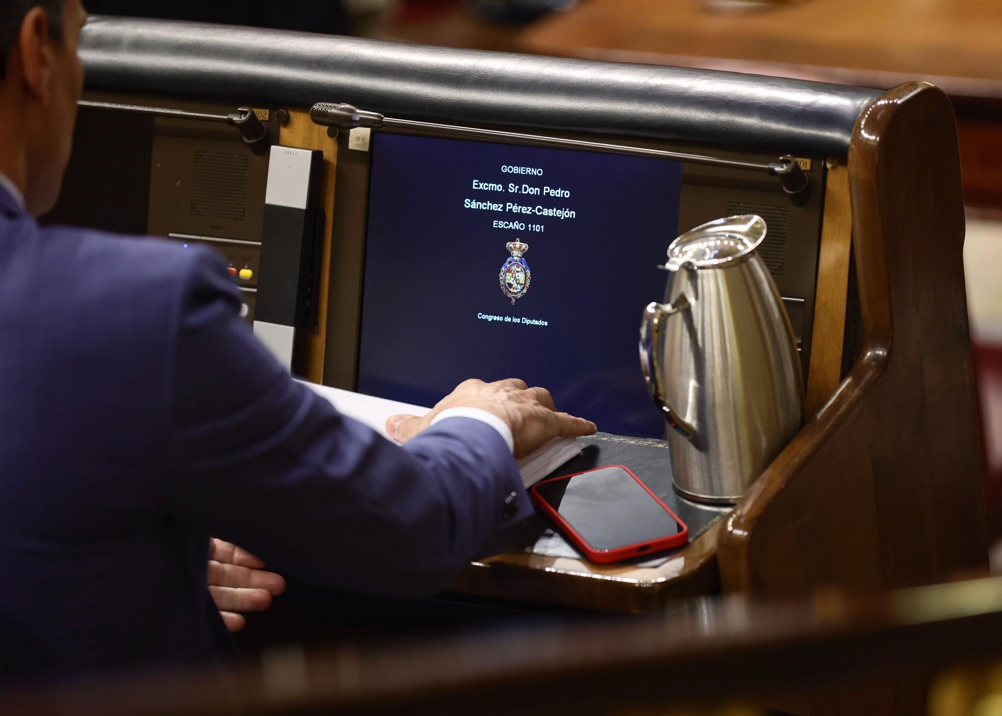 Mesa del presidente del Gobierno, Pedro Sánchez, en una sesión plenaria, en el Congreso de los Diputados, a 26 de mayo de 2022, en Madrid (España).