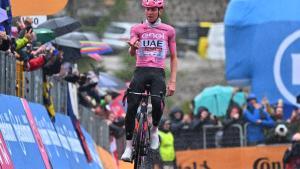Tadej Pogacrar celebra su victoria en la 16ª etapa del Giro de Italia.