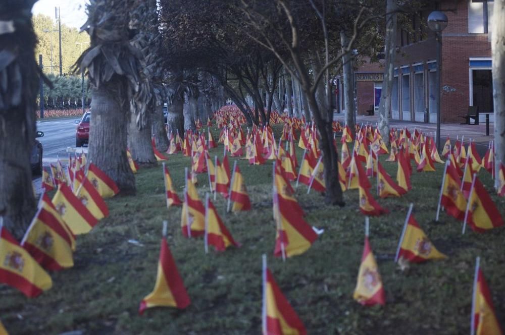 La Avenida Juan de Borbón de Murcia amanece con miles de banderas de España por las víctimas del coronavirus