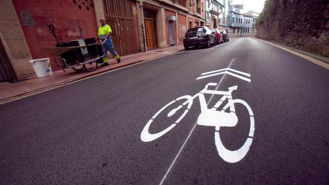 La calle Paraíso con la señal de carril "sharrow" recién pintada.