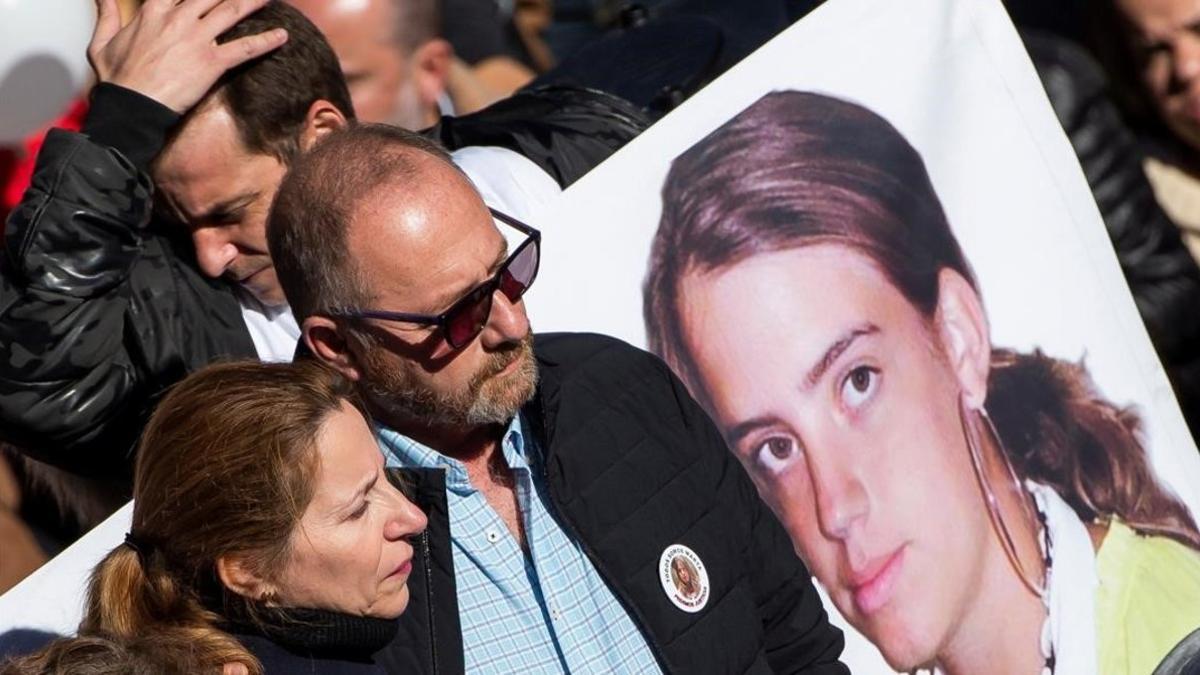 Los padres de Marta del Castillo y el abuelo en la manifestación convocada por la familia.