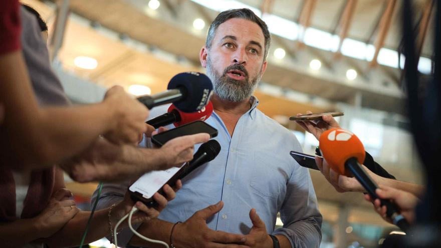 Abascal contraprograma con su propuesta para que la Armada bloquee «la invasión» de migrantes