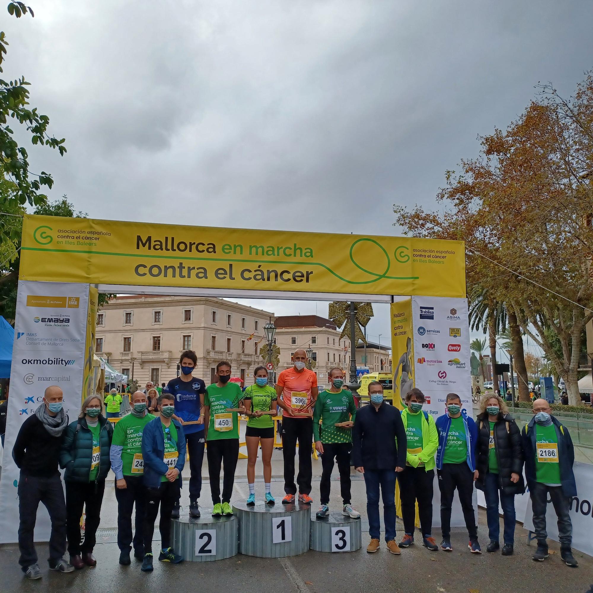 Miles de personas participan en la carrera y marcha contra el cáncer en Palma