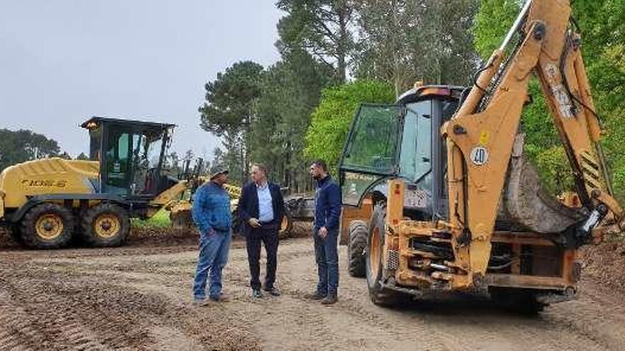 Jesús Otero, con trabajadores de las máquinas mancomunadas.