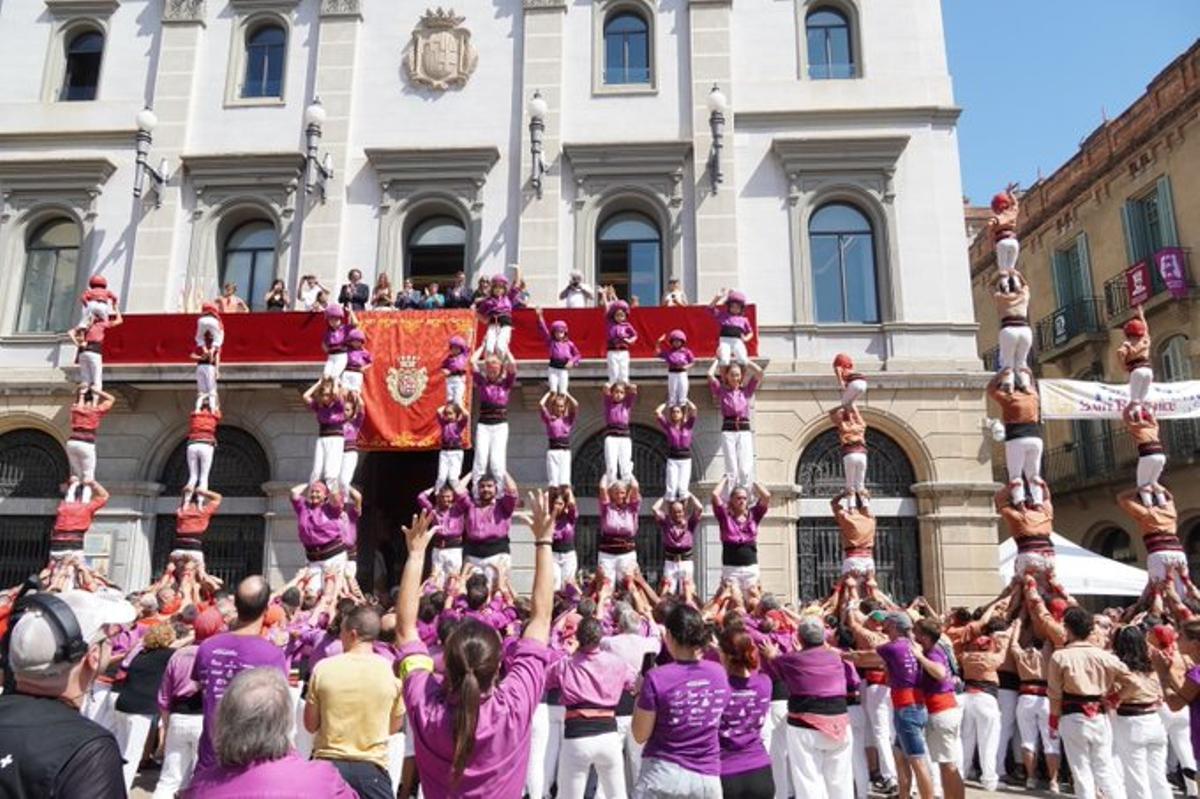 L'espectacular imatge dels pilars de les colles participants al final de la trobada d'Igualada