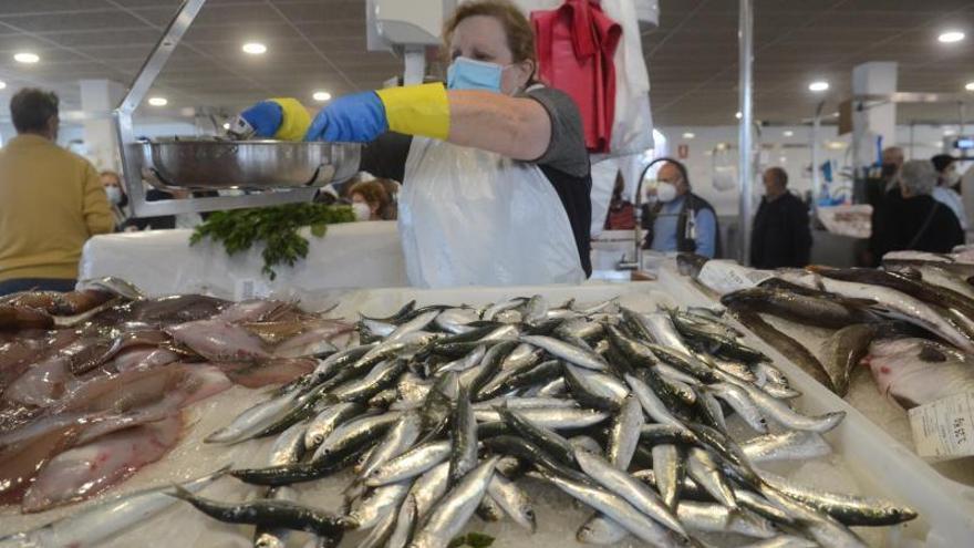 Una vendedora de Vilaxoán ante un buen lote de sardinas, ayer.