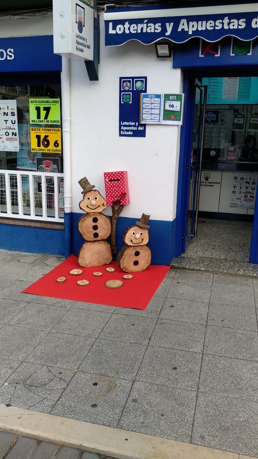 Los comerciantes de Laviana se vuelcan con la Navidad: instalan un centenar de buzones para recibir las cartas de los Reyes Magos y Papá Noel