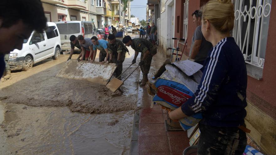 Vecinos de Los Alcázares tratan de recuperar la normalidad tras las lluvias de la DANA.