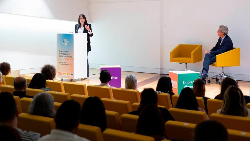La conselleira de Promoción do Emprego e Igualdade, María Jesús Lorenzana, clausurando la jornada ‘20 años de Acceder’ de la Fundación Secretariado Gitano. Foto: Xoán Crespo