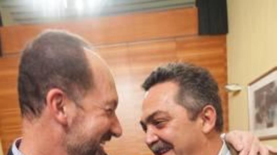 Andrés Ballester, junto al alcalde Emilio Bascuñana.