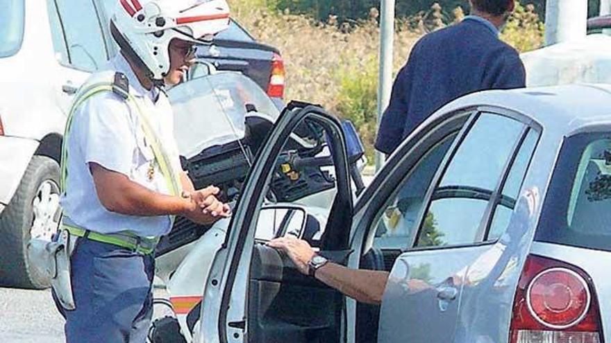 Un agente de la GNR pide la documentación a un conductor durante un control de carreteras en Portugal. // FDV