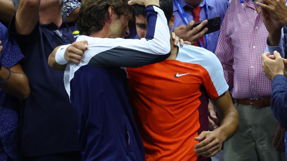 Carlos Alcaraz abraza a su entrenador y ex número uno del mundo, Juan Carlos Ferrero.