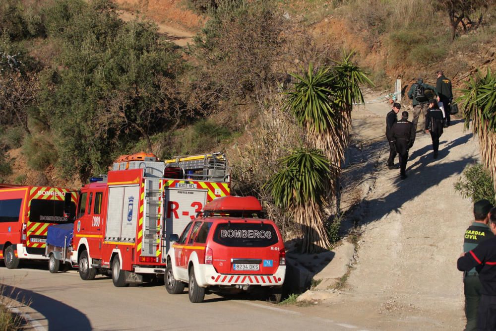 Dispositivo de rescate para el niño de dos años que ha caído por un pozo de 150 metros en Totalán.