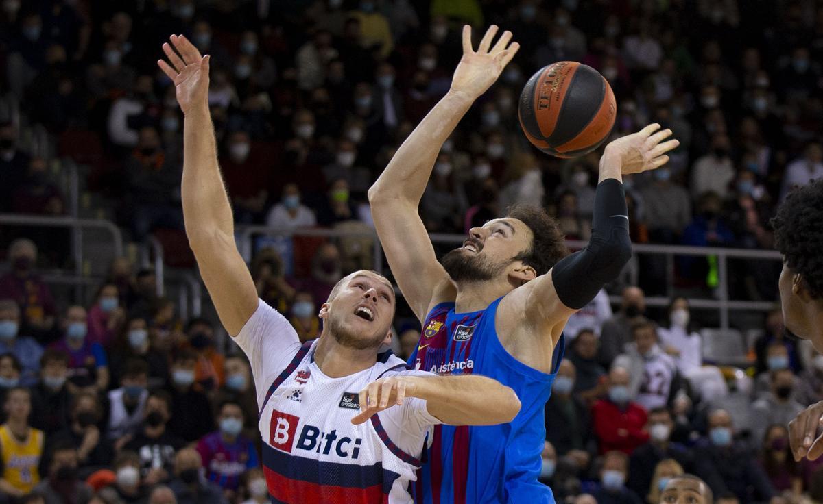 Sanli lucha por un balón durante el partido ante el Baskonia